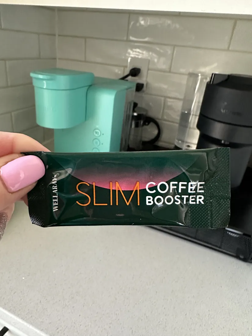 Stick Slim Coffee Booster devant une machine à café dans la cuisine