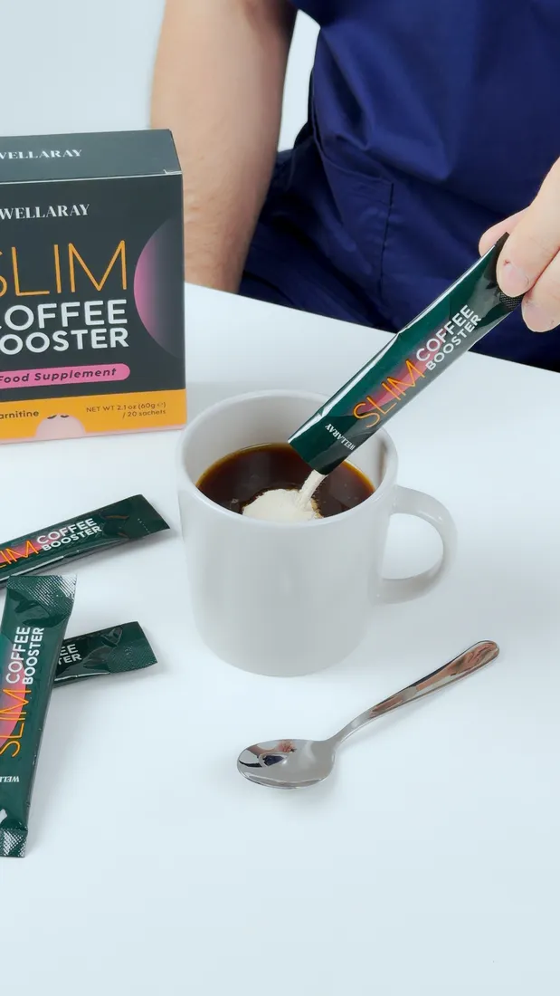 Slim Coffee Booster Pulver wird in eine Tasse schwarzen Kaffee eingerührt